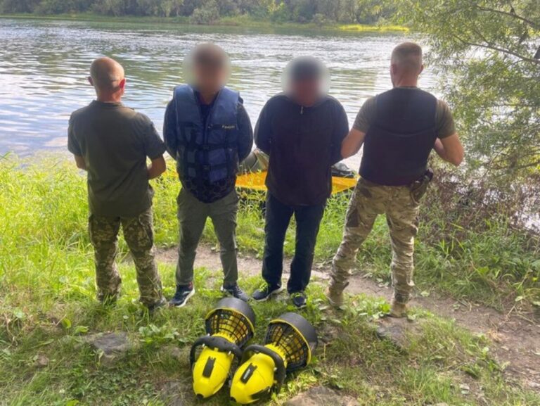 Втеча до Молдови: на Вінниччині затримали «гонщиків» на підводних скутерах