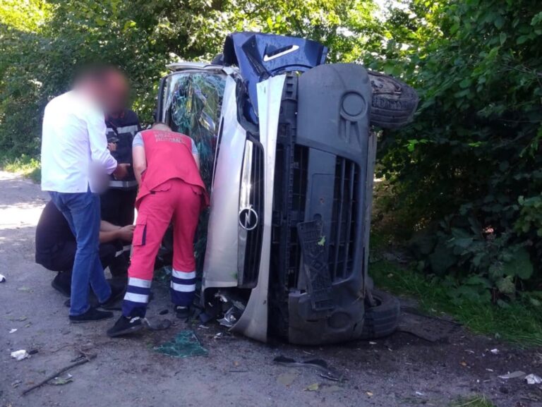 ДТП біля Якушинців: рятувальники та медики працюють на місці аварії