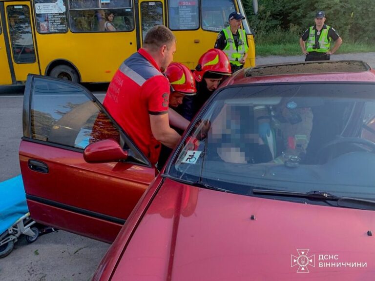 ДТП у Вінниці: чоловіка затисло в автомобілі