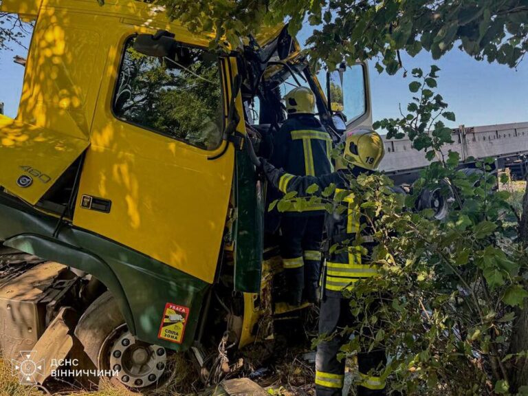 ДТП біля Калинівки: рятувальники визволили чоловіка з розтрощеної машини