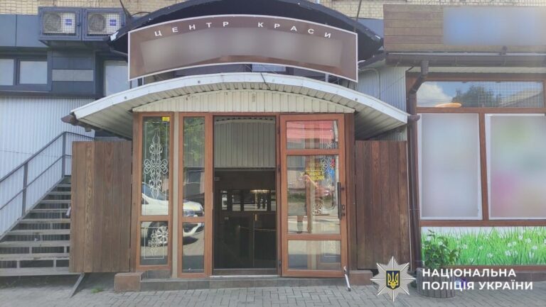 На Вінниччині у салоні краси чоловік порізав ножем руку клієнта