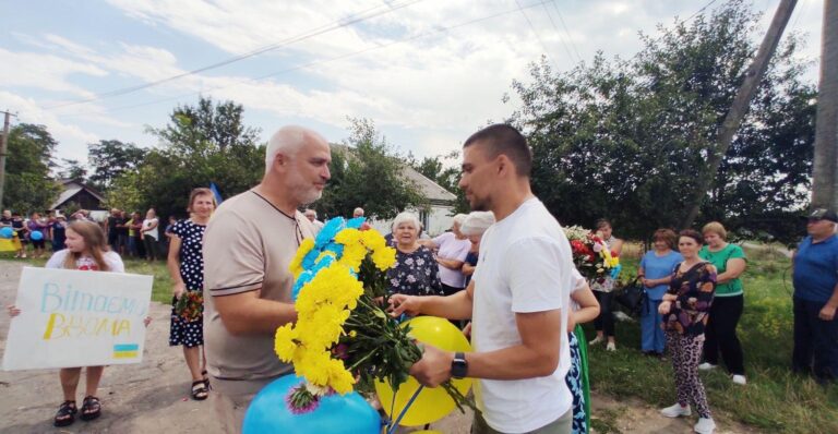 Вільний, живий та сильний духом: у Теплицькій громаді з полону зустріли воїна Ігоря Романюка (ФОТО)
