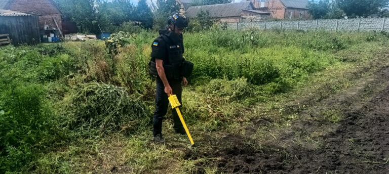 У Хмільницькому районі люди знайшли ручну гранату часів Другої світової (ФОТО)