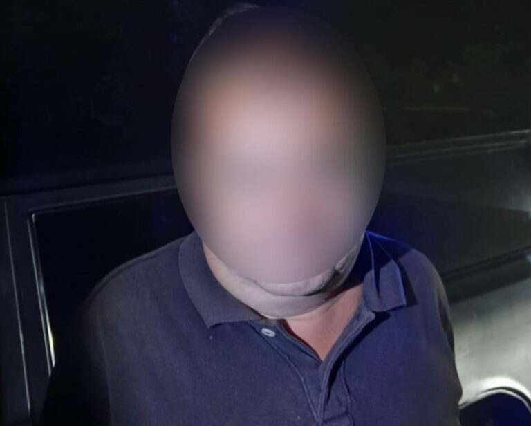 У Хмільницькому районі патрульні випадково зупинили авто та натрапили на злочинця