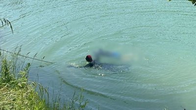 На Вінниччині рятувальники дістали з водойми потопельника