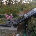 У Вінницькій області невідомі пошкодили три пам’ятники та будівлю на кладовищі