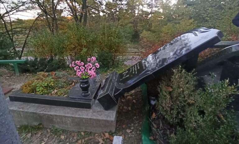 У Вінницькій області невідомі пошкодили три пам’ятники та будівлю на кладовищі
