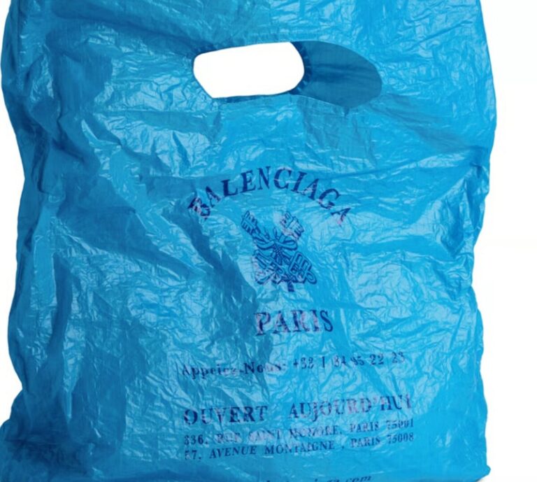 Сумка, що нагадує пакет з магазину новий хіт від Balenciaga
