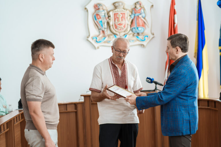 Вінницький міський голова вручив ветерану сертифікат на авто