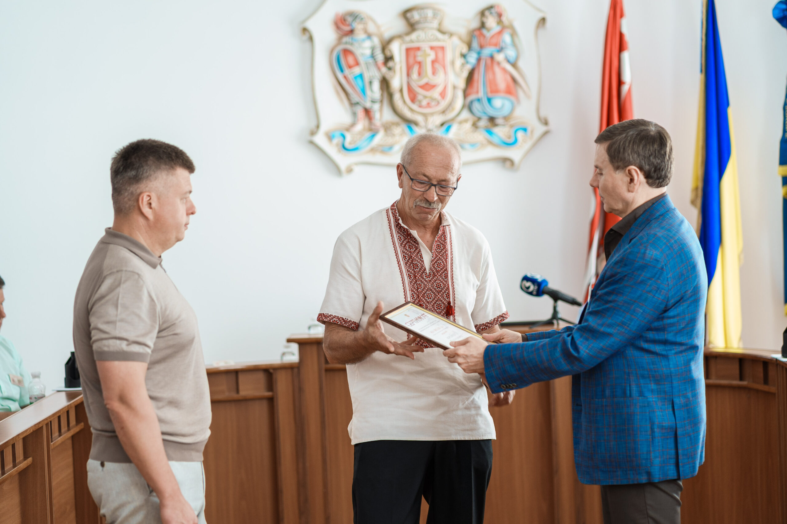 Вінницький міський голова вручив ветерану сертифікат на авто