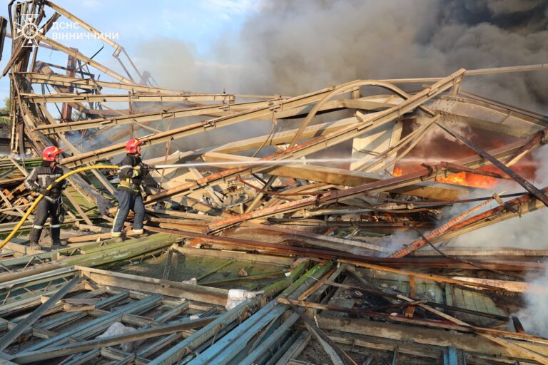 У ДСНС показали наслідки ракетно-дронового удару по Вінниці (ФОТО)