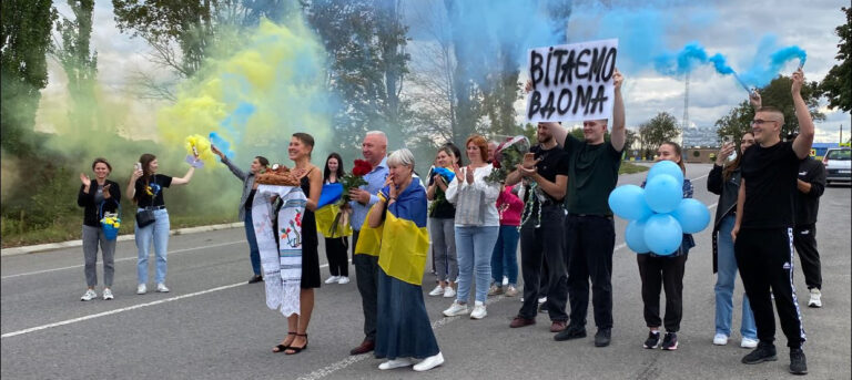 Понад 3 роки був у ворожому полоні: Захисника Владислава Журжу зустріли в Могилеві-Подільському (Фото)