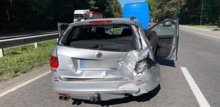 Mercedes в’їхав у Volkswagen, який збив пішохода: подробиці аварії у Стрижавці