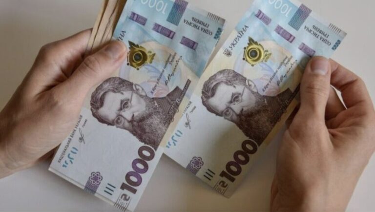 Виплати подвоїли: кому з вересня на картку щомісяця нараховуватимуть 2000 гривень