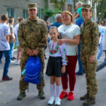 Перший дзвоник без тата: у Хмільнику побратими провели в школу доньку полоненого воїна (ФОТО)