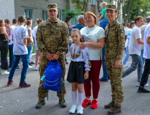Перший дзвоник без тата: у Хмільнику побратими провели в школу доньку полоненого воїна (ФОТО)