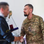 «Хрест Хоробрих» у шпиталі: пораненого воїна «Червоної Калини» відзначили за незламність