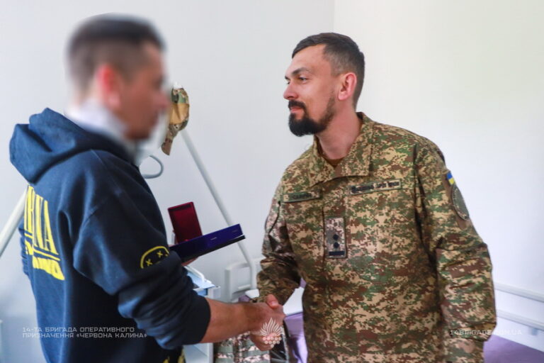 «Хрест Хоробрих» у шпиталі: пораненого воїна «Червоної Калини» відзначили за незламність