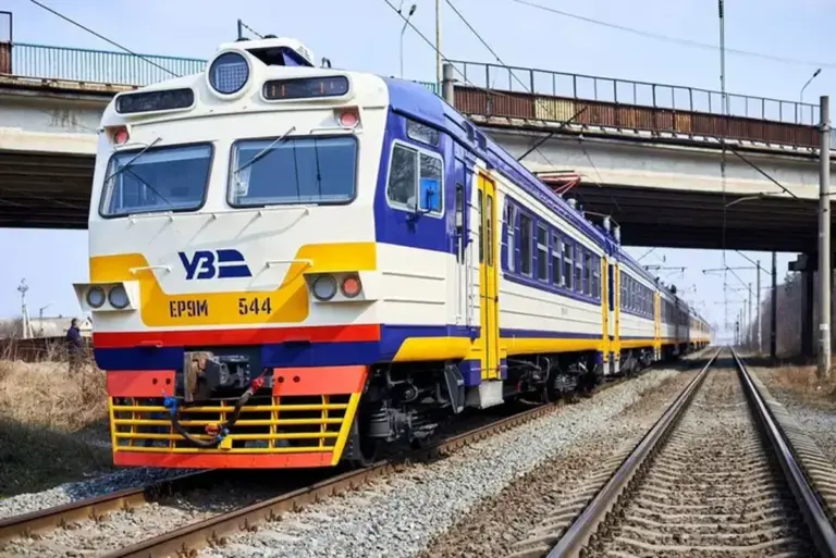 Укрзалізниця повідомила про затримку потягів через атаку РФ