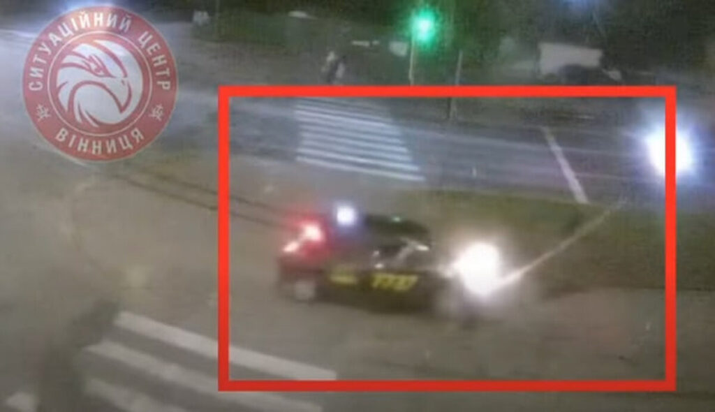 Нічна ДТП у Вінниці: Nissan врізався у світлофор (ВІДЕО)
