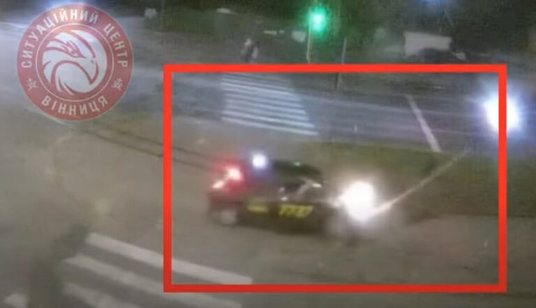 Нічна ДТП у Вінниці: Nissan врізався у світлофор (ВІДЕО)