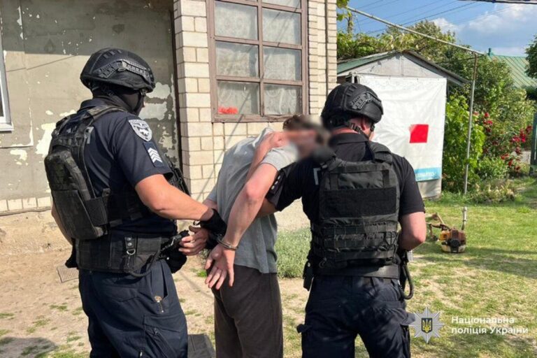 Махав прапором рф, коли ховали воїна: вінницький суд залишив під вартою чоловіка