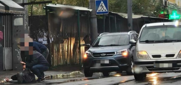 Ранок у Вінниці почався з аварії: на Соборній збили людину (ВІДЕО)