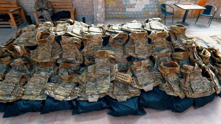 Більше сотні кевларових бронежилетів передав Міжрегіональний координаційний гуманітарний штаб Третій ОШБр