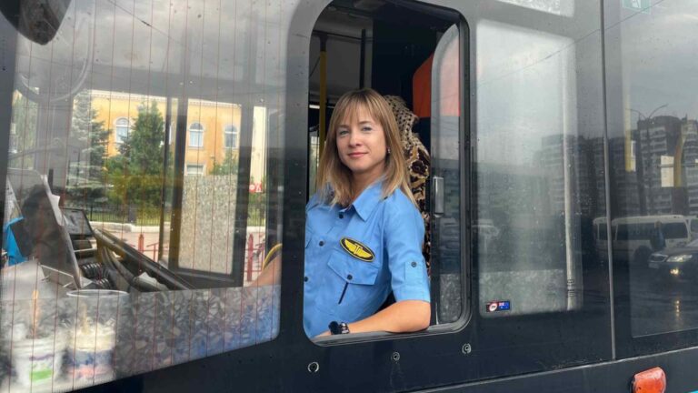 Від трактористок до водійок тролейбусів: як жительки Вінниччини ламають стереотипи про чоловічі професії
