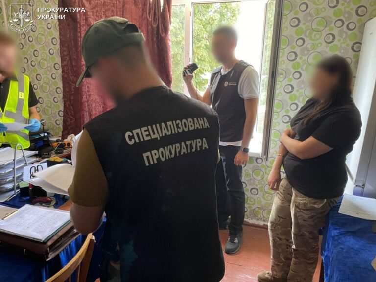 Вимагала гроші у військових за відпустки: на Вінниччині затримали командирку роти