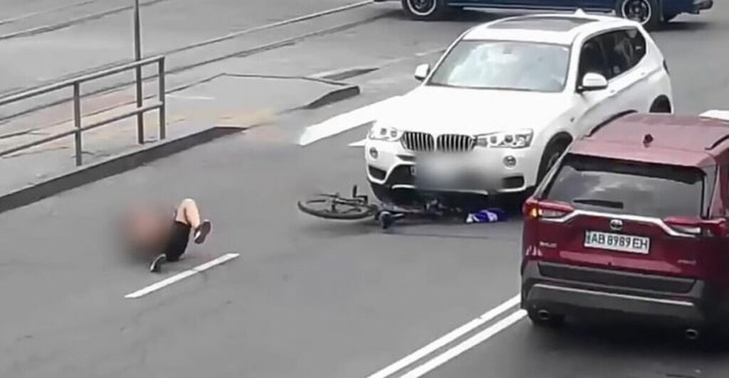 Переводив велосипед по «зебрі»: у Вінниці водійка BMW збила юнака (ВІДЕО)