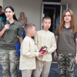 Під час першого дзвоника у Якушинцях синам полеглого воїна вручили посмертну нагороду батька