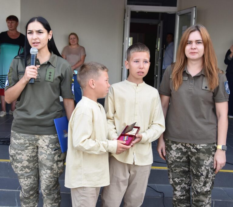 Під час першого дзвоника у Якушинцях синам полеглого воїна вручили посмертну нагороду батька