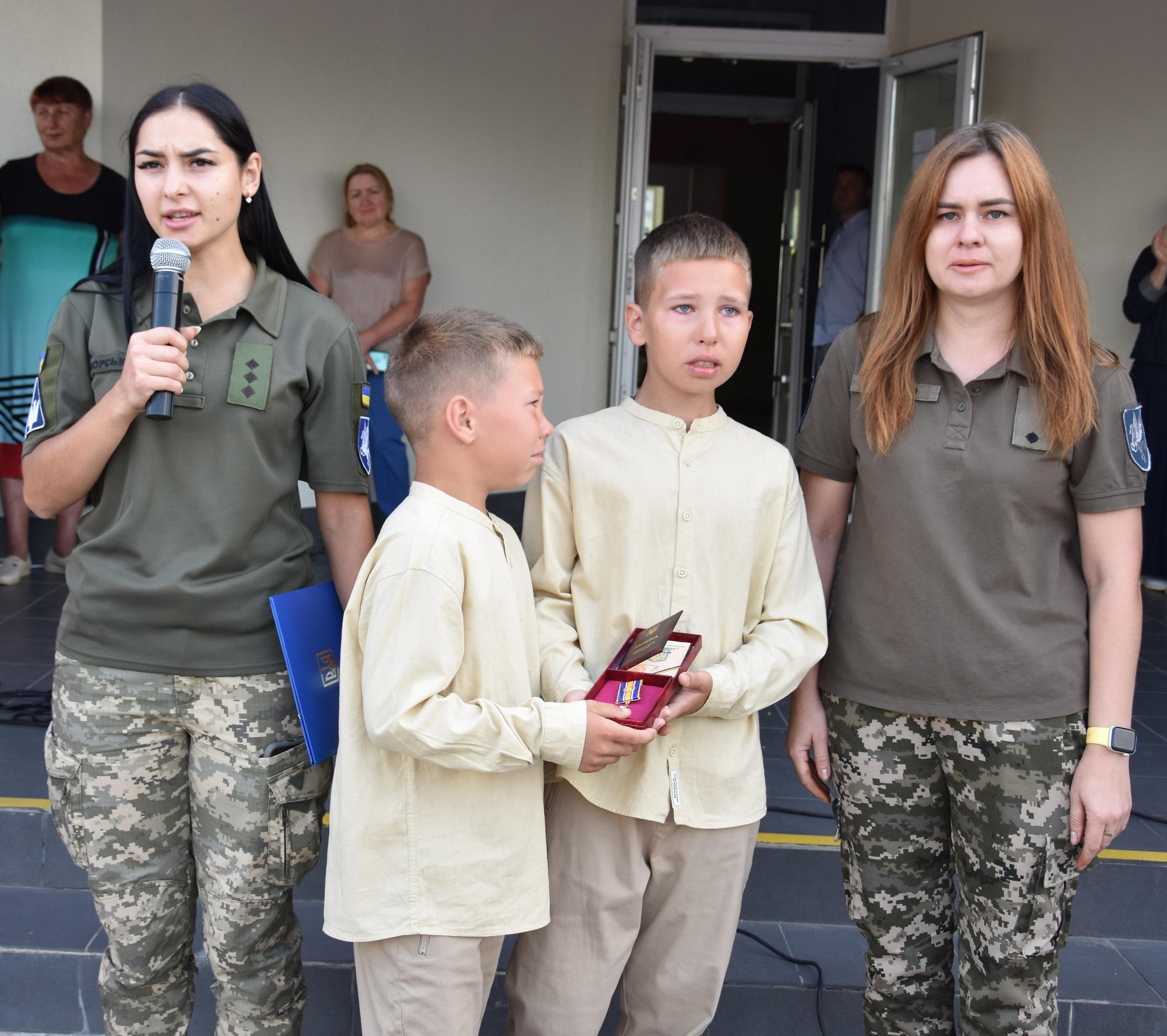 Під час першого дзвоника у Якушинцях синам полеглого воїна вручили посмертну нагороду батька