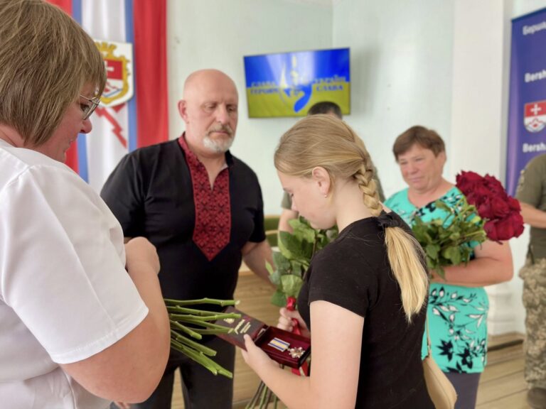 На Вінниччині родині загиблого Захисника вручили відзнаку Президента