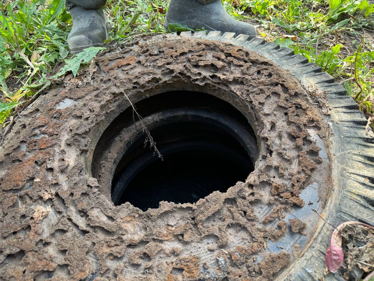 У Вінниці виявили вигрібну яму з автомобільних шин біля річки