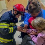 У Вінниці рятувальники допомогли 10-річній дівчинці звільнити палець із металевої шайби
