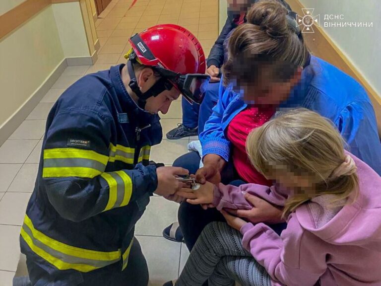 У Вінниці рятувальники допомогли 10-річній дівчинці звільнити палець із металевої шайби