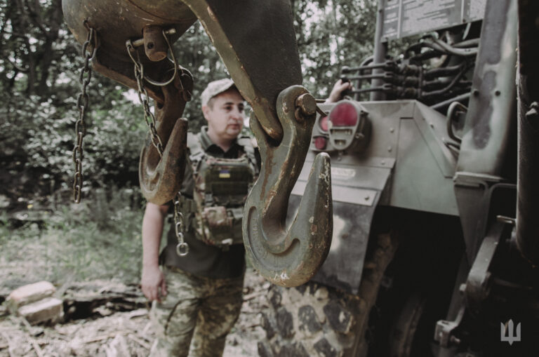 Як вінничани «Сват» і «Баюн» повертають бойову техніку до строю