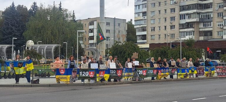 На проспекті Космонавтів у Вінниці провели акцію-нагадування про військовополонених і зниклих безвісти