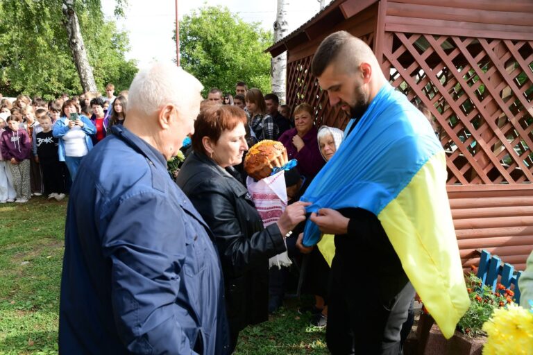 У Гайсинській громаді зустріли з полону захисника Андрія Мазурика
