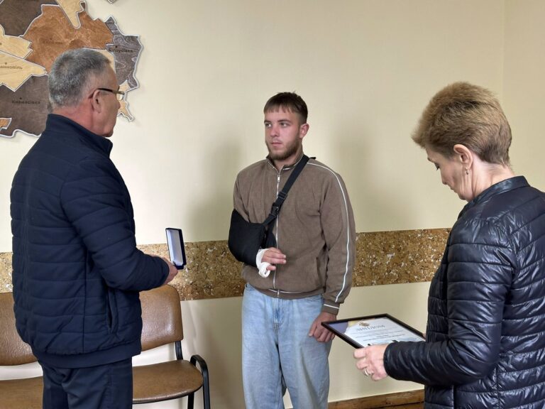 Відзнаку «Почесний громадянин міста Тульчина» вручили сину загиблого Захисника