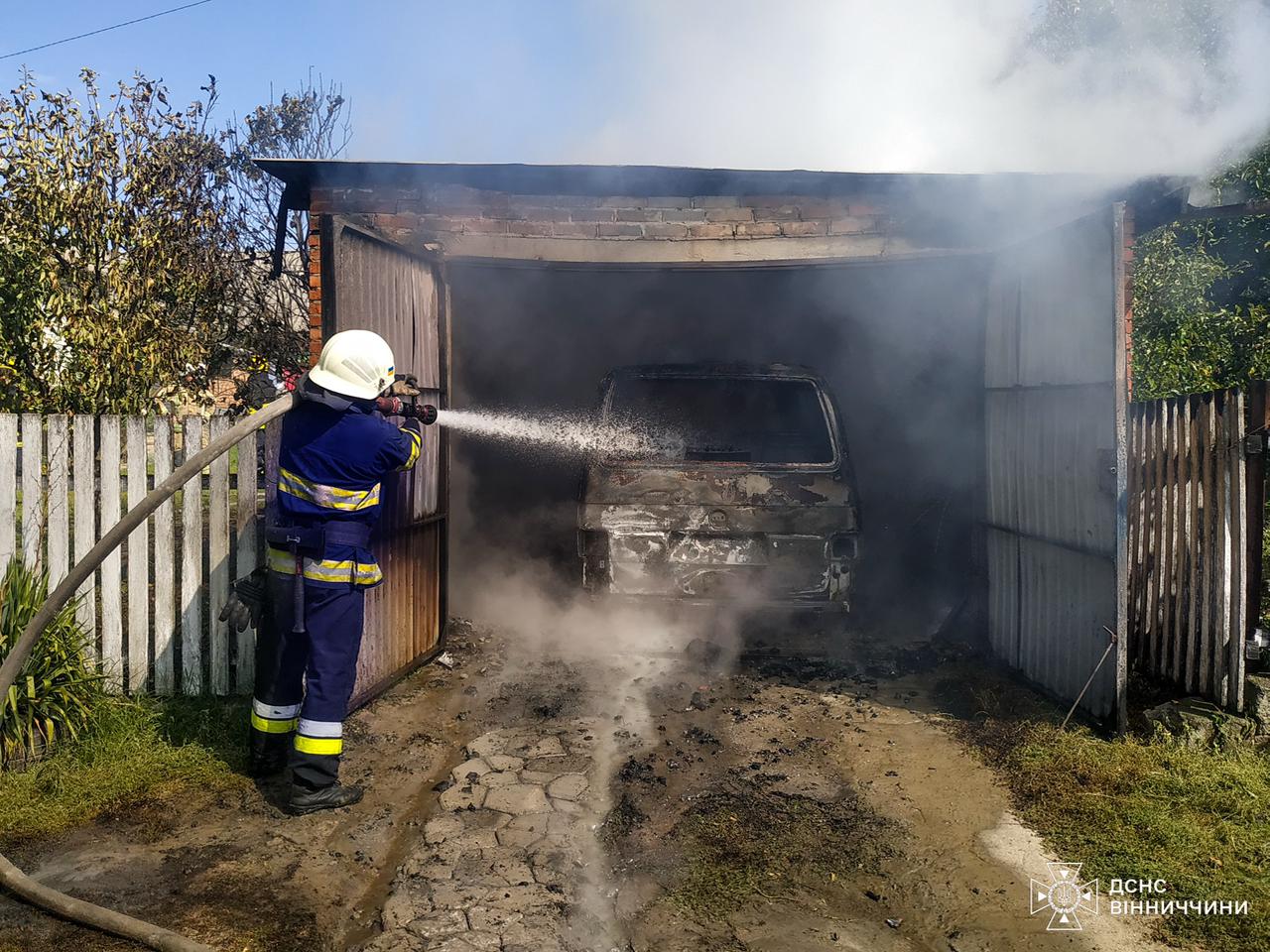 Горіли автівки та житлові будинки: які наслідки пожеж на Вінниччині (ФОТО)
