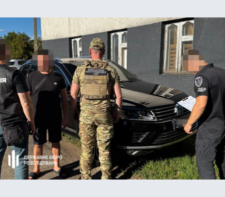 Переправляв ухилянтів за кордон: ДБР затримало колишнього поліцейського на Вінниччині