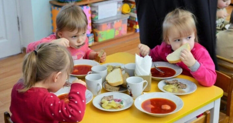 В Україні продовжили знижку на харчування дітей у дитсадках для багатодітних родин
