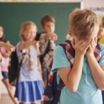 Як батькам вчасно розпізнати, що дитину ображають в школі: чіткі ознаки булінгу