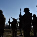 Скільки чоловіків та жінок готові зі зброєю в руках захищати Україну: результати опитування