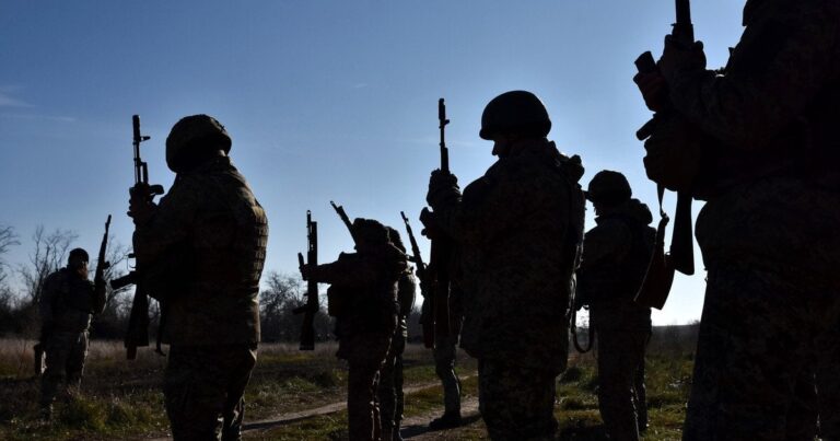 Скільки чоловіків та жінок готові зі зброєю в руках захищати Україну: результати опитування