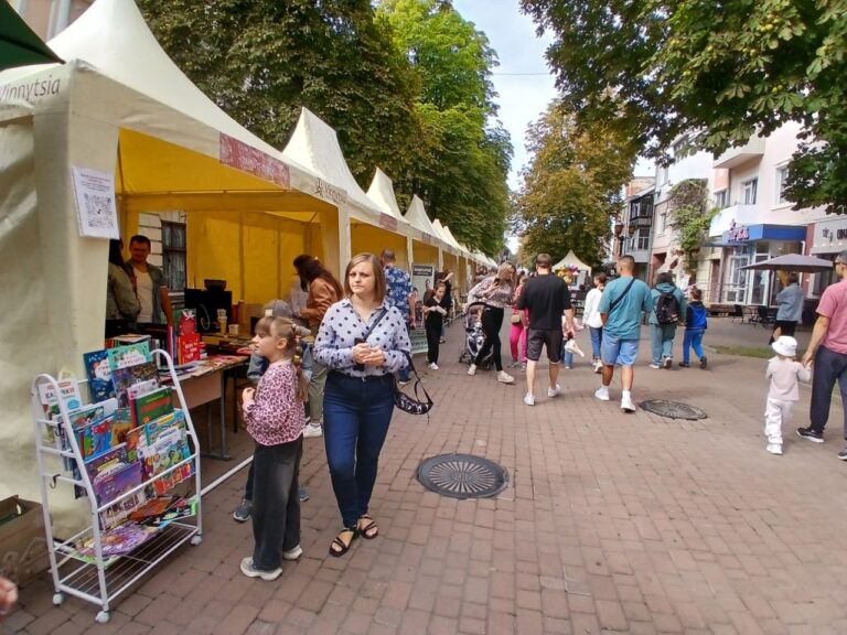 На Європейській площі у Вінниці розпочався книжковий фестиваль (Фото)