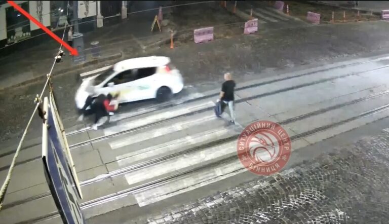 У центрі Вінниці автомобіль збив двох дівчат